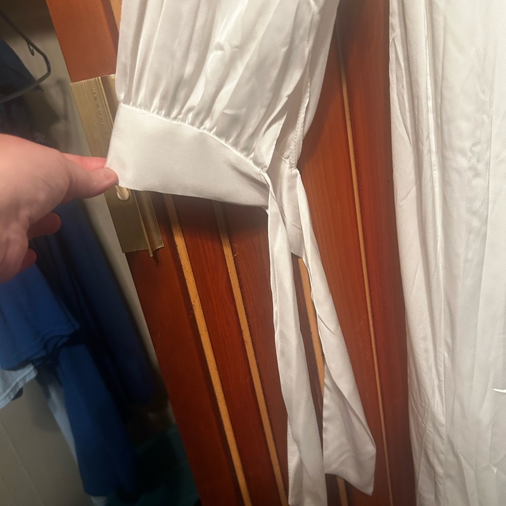 Wedding dress-never worn - Picture 3 of 11